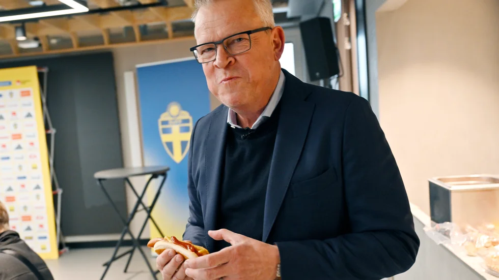 Janne Andersson äter en korv med bröd inför sin sista presskonferens som förbundskapten.