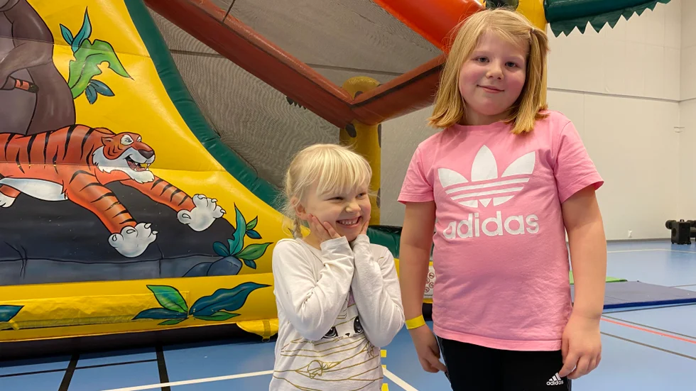 Amelia Tagesson och Anna Ekholm hade skoj i hoppborgslandet i Totebo.