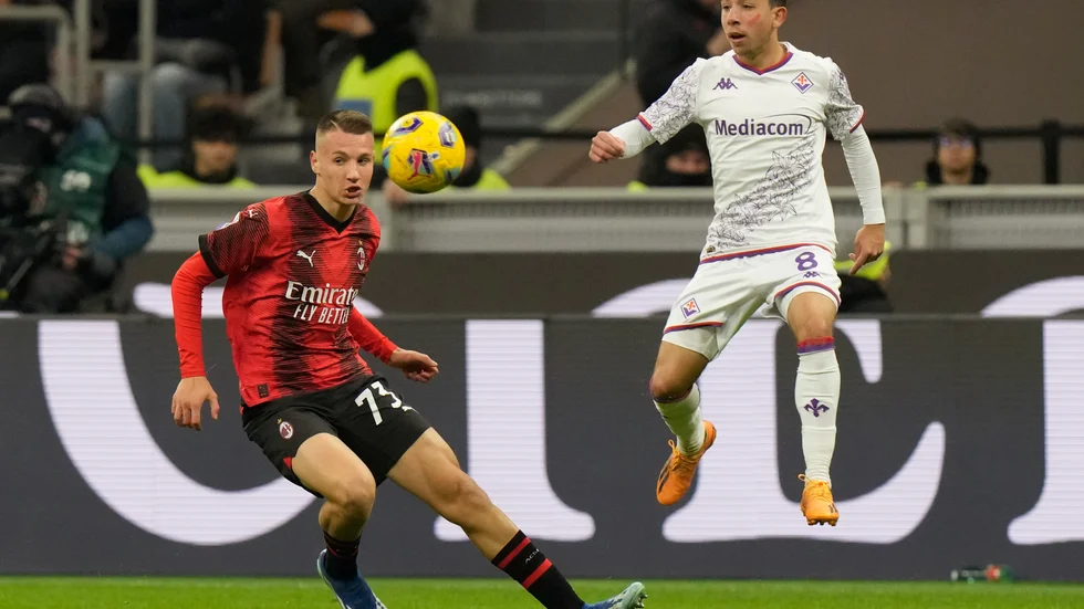 Milans Francesco Camarda, i rödsvart, blev Serie A:s yngste genom tiderna mot Fiorentina.