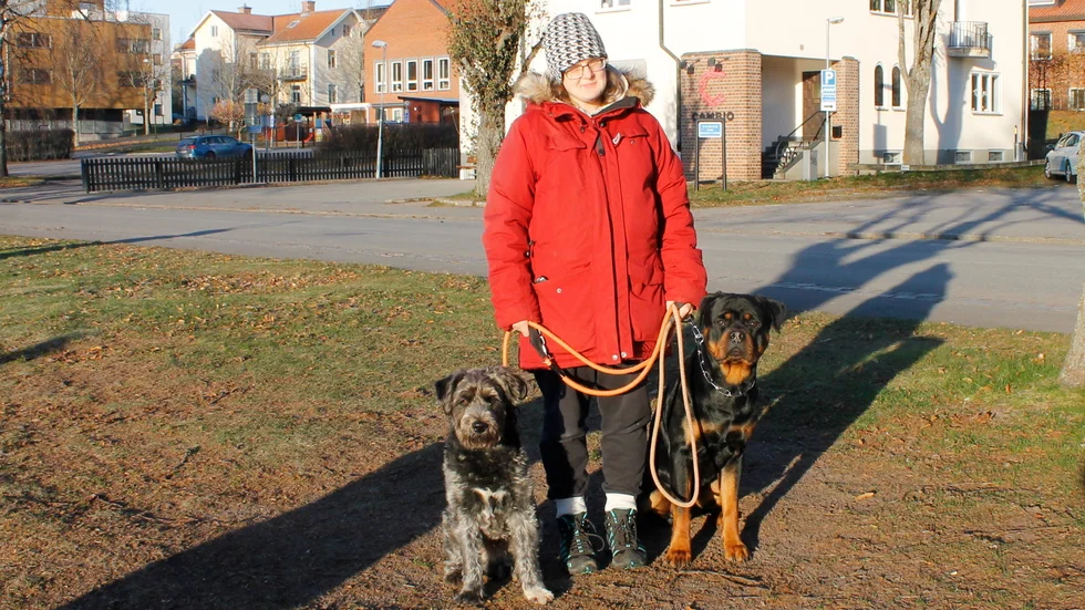 Linda Svensson med hundarna Ville och Acke. "Jag har väl haft honom i 1,5 år", säger hon om Acke.