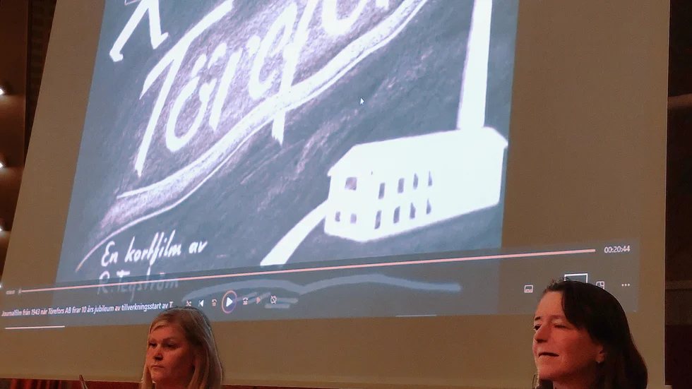 Maria Nilsson och Sara Lundbäck från ABF visade upp material från en studiecirkel om industrisamhället Törefors.