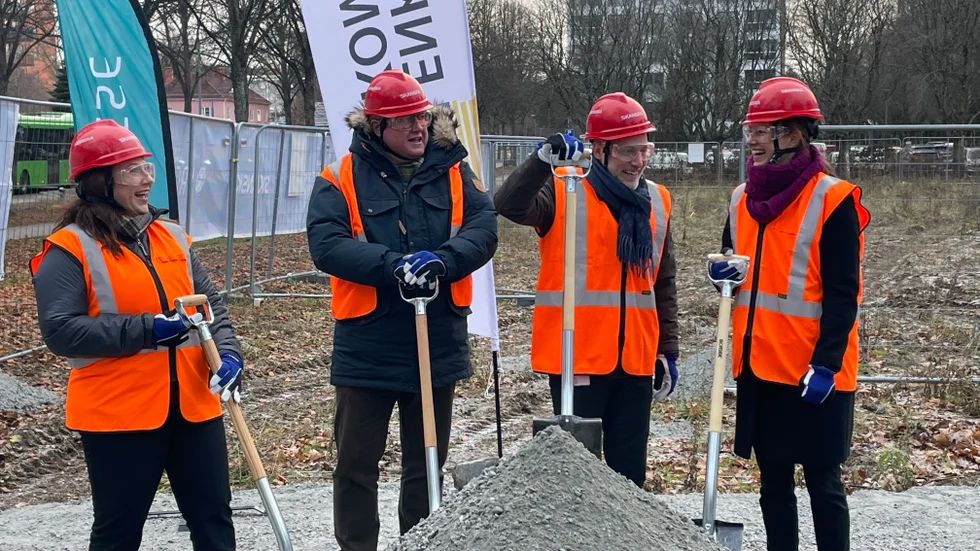 Sara Jägermo , fastighets- och hållbarhetschef, Vacse, kommunalrådet Peter Book, Enköpings kommundirektör Daniel Jansson Hammargren och Sara Gorton, hållbarhets- och innovationsdirektör på Skanska. 