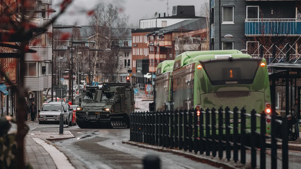 Norrbottens regemente, I 19, utbildar hundratals värnpliktiga förare på militära fordon. I utbildningen ingår bland annat stadskörning.