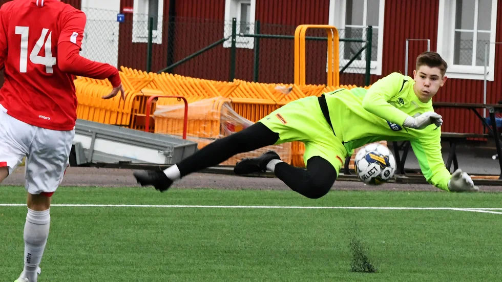 15-årige Liam Karlsson bor och studerar i Degerfors, på fotbollsgymnasiet. Han är nu en av 66 spelare i landet som fått möjlighet att delta på läger och landslagsuttagning på Bosön i december. På samma läger deltar även Zlatans son, Vincent Ibrahimovic. 