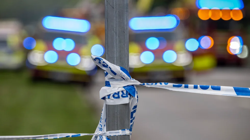 Katrineholmaren misstänks för försök till mordbrand och mordbrand. Kopplingar till gängkonflikter utreds. 