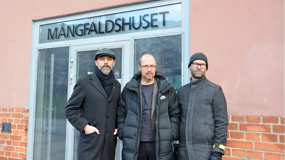 Nicklas Lundström (V), Robert Nordman (MP) samt Christian Widlund (C) är gruppledare för respektive parti. Nu lägger de ett gemensamt säryrkande för att skjuta till nio miljoner till fritidsgårdarna varav Mångfaldshuset i Marielund är en.