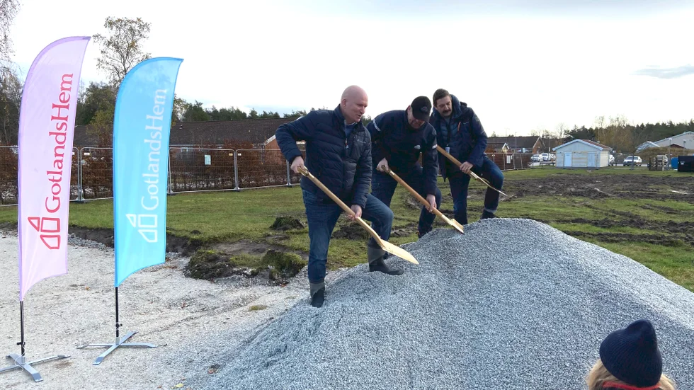 Gotlandshem vill lägga ut verksamheten i flera olika bolag, som vart och ett gräver i det man har uppdrag att göra. Bilden tagen när första spadtaget togs för kvarteret Nötskrikan i Hemse.