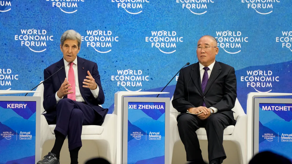 USA:s klimatsändebud John Kerry och hans kinesiske motsvarighet Xie Zhenhua möttes senast i början av november i Kalifornien i ett försök att återuppta avstannat samarbete. Här syns de under World economic forum i Davos 2022. Arkivbild.