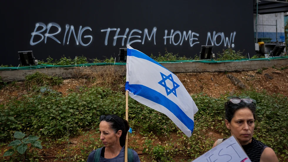 Släktingar och vänner till de som hålls gisslan av Hamas demonstrerar.