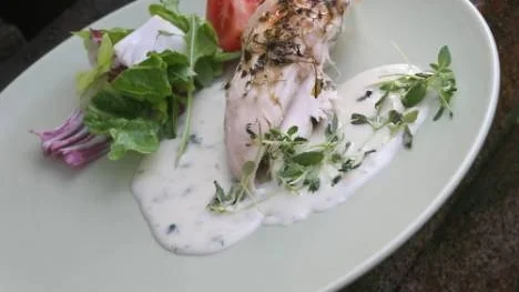 Örtagårdskycklingen bjuds med en ljus örtsås varsamt smaksatt med grönsaksbuljong.