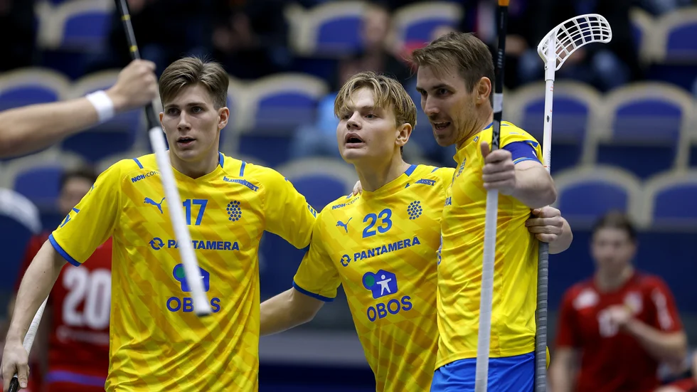 Sakarias Ulriksson, t v, gratuleras av Hampus Ahrén och Tobias Gustafsson till ett av sina två mål mot Finland.