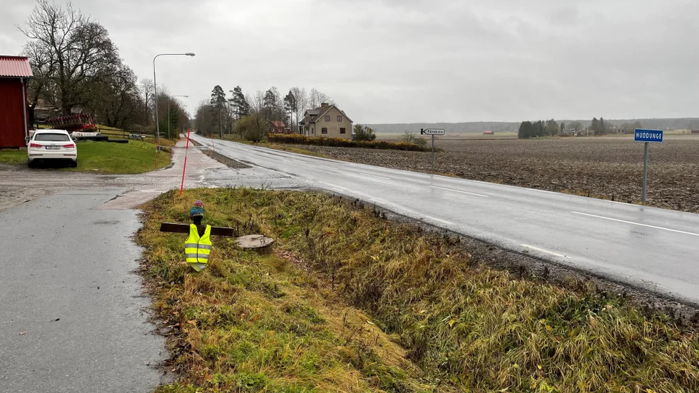 Vägbelysningen i Huddungeby kommer att tändas igen på sträckan mellan förskolan och skolan. Sammanlagt handlar det om tio lyktor som nu tänds.