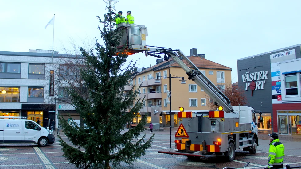 Under torsdagen sattes två granar upp på torgen i Västervik av VME och Kanonaden. Under fredagen ska de tändas.