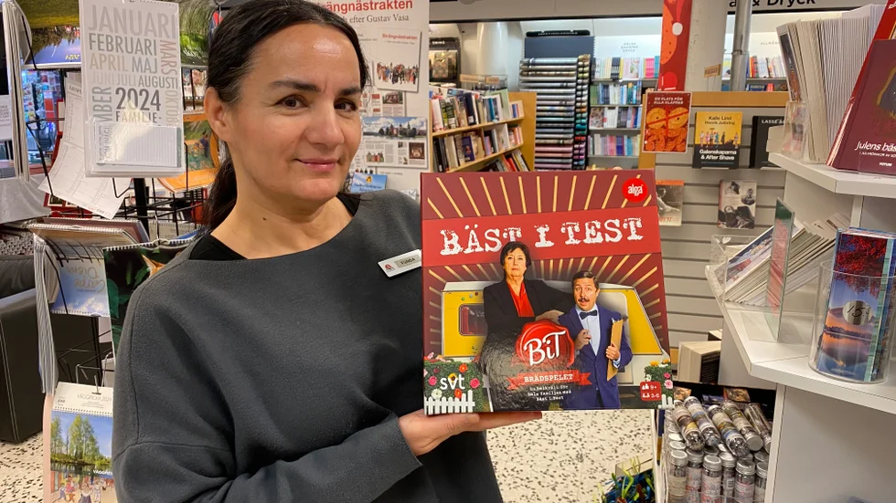 Funda Özyurt är delägare av Akademibokhandeln i Präntaren. Hon har ordnat en egen plats och ett ordentligt lager av spelet "Bäst i test".