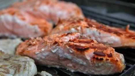 Det blir allt vanligare att grilla fisk. Tänk på att fisk inte har samma hållfasthet som kött. En stekspade är bästa redskapet när fisken ska vändas eller lyftas av grillen.