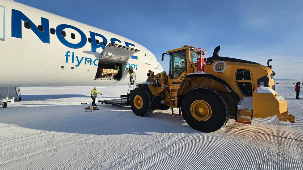 Över 12 ton utrustning har landat på Antarktis.