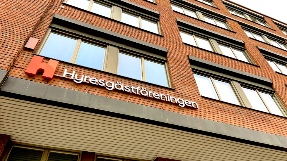 Det är vanligare att kommuner ger förtur till hyreslägenheter till människor som anses gynna det lokala näringslivet än till kvinnor som utsätts för våld, skriver skribenterna.