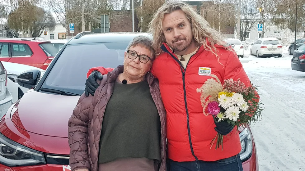 Christian "Kicken" Lundqvist överraskade med en guldvinst i form av en Volkswagen ID4 elbil, värd 627 599 kronor, till en tagen Gun Grahn som ska fundera på vad hon ska göra med bilen.