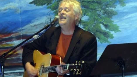 Nick Borgen bjöd på en blandad musikalisk kompott när han häromkvällen gästade Laukers byastuga.