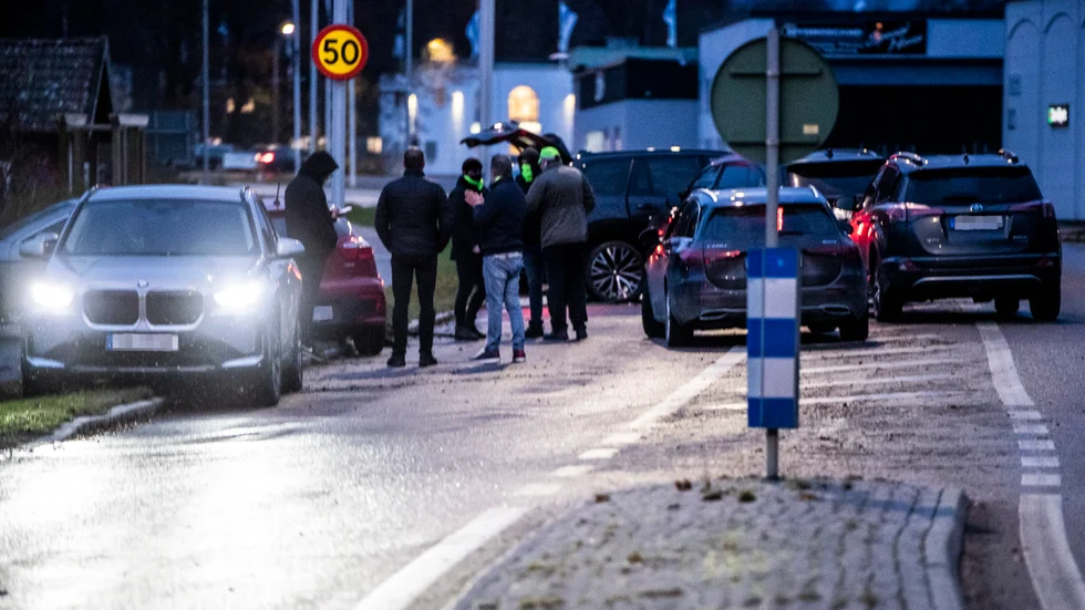 Polisinsatsen skedde överraskande och ledde till att Östermalmsgatan fick stängas av. Tre personer greps inledningsvis, två är fortfarande häktade.