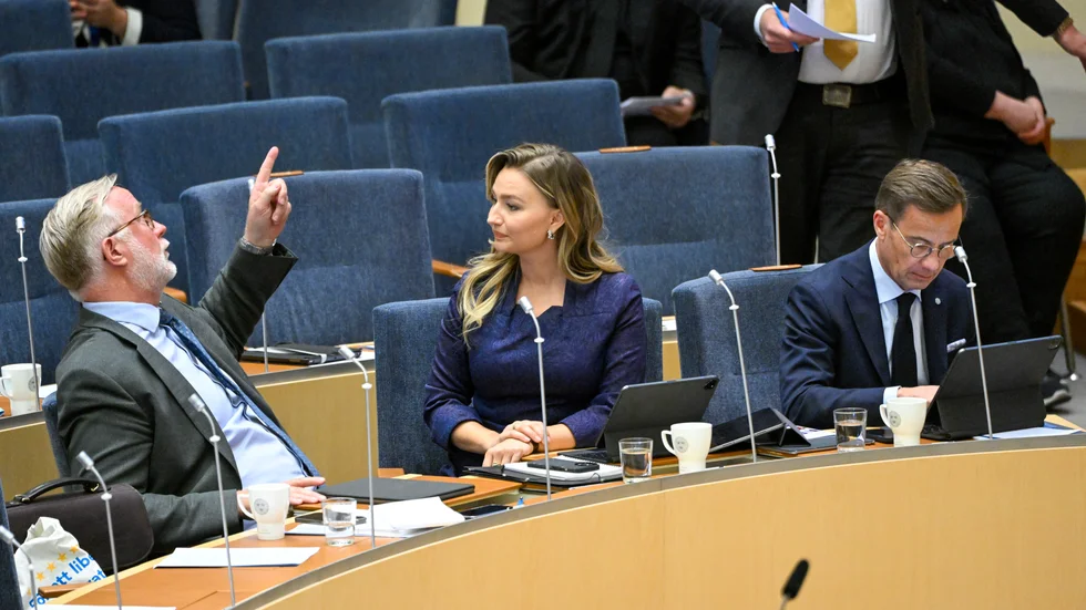 Direktiven för lönerna på regeringskansliet kan bryta mot regeringsformen. På bilden partiledarna för regeringspartierna. Frv: Johan Pehrson (L), Ebba Busch (KD) och statsminister Ulf Kristersson (M).