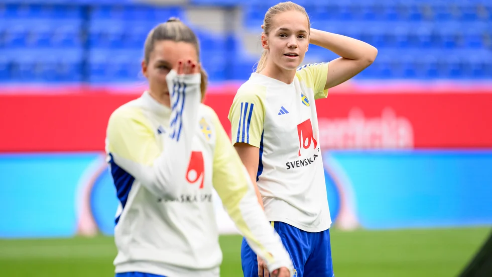 Hanna Lundkvist, till höger, under måndagens landslagsträning på La Rosaleda-stadion i Málaga inför tisdagens Nations League-match mot Spanien.