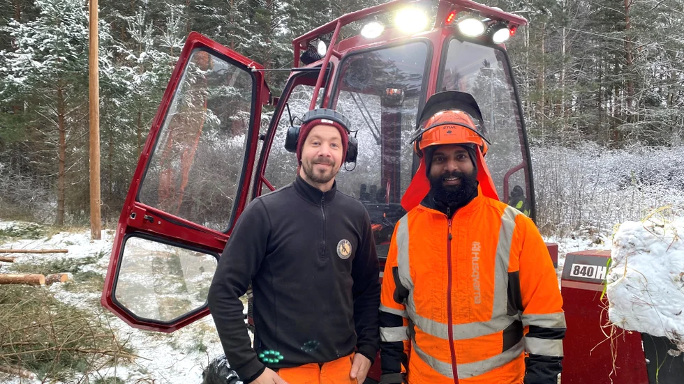 Tom Axelsson med kollegan Erik Ulf jobbar med att rensa området kring diket på sly.