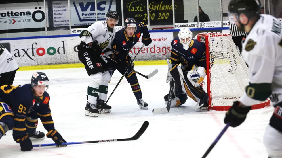 Emil Grimlund framför kassen under förra fredagens segermatch mot Brödernas/Väsby som var klubbens bästa match så här långt under säsongen.