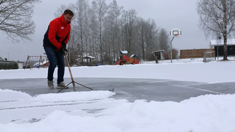 Nicklas Johansson sköter skridskobanan i bostadsområdet Kohagen. Helt på ideell basis. "Jag är ganska rastlös av mig och det känns bra att hjälpa till", säger han.