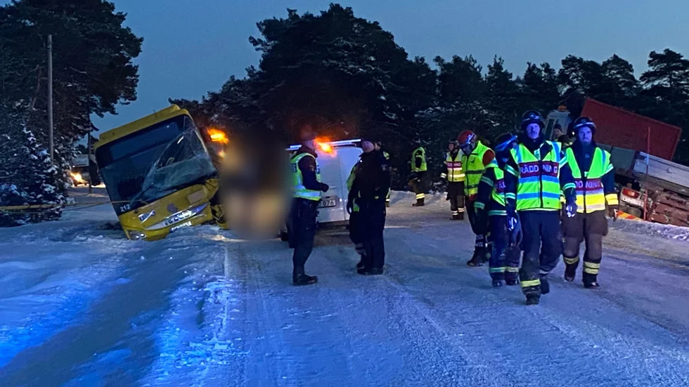 På onsdagseftermiddagen krockade en lastbil och en buss på Dalhemsvägen.