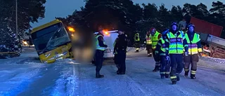 Lastbil och buss krockade på Dalhemsvägen – båda åkte i diket