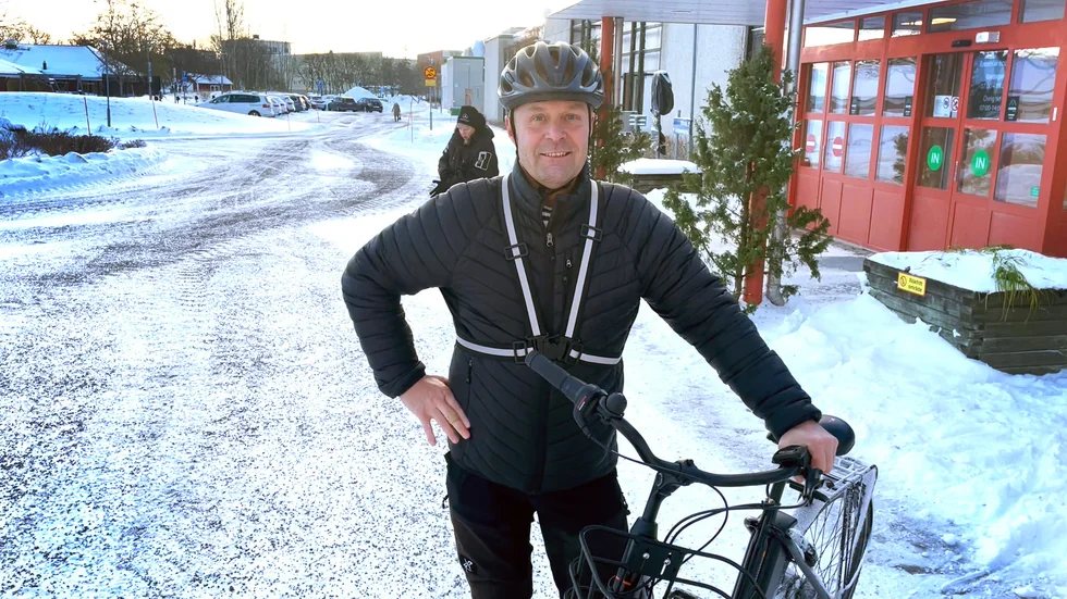 Rudolf ”Ruda” Söderström cyklar varje dag från Tofta till sin arbetsplats i polishuset.