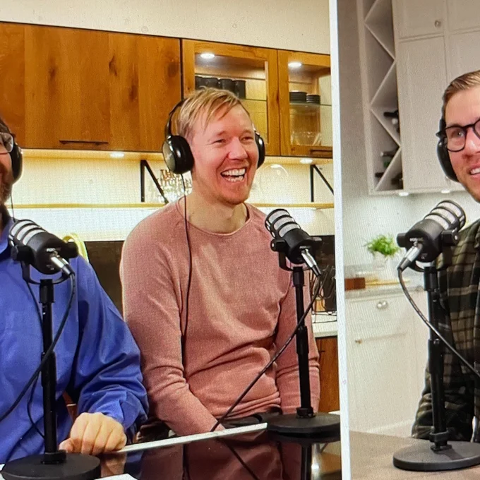 Adam Savonen, Arvid Marklund och Andreas Falk skrattar gott.