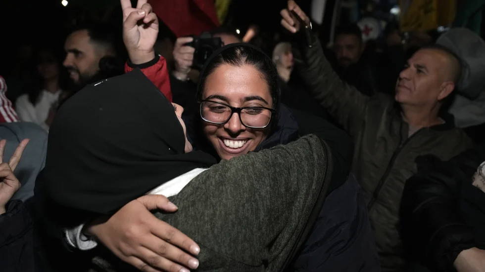Jubel i Ramallah på Västbanken natten till i onsdags, då frisläppta palestinier anlände i Röda Korsets bussar.