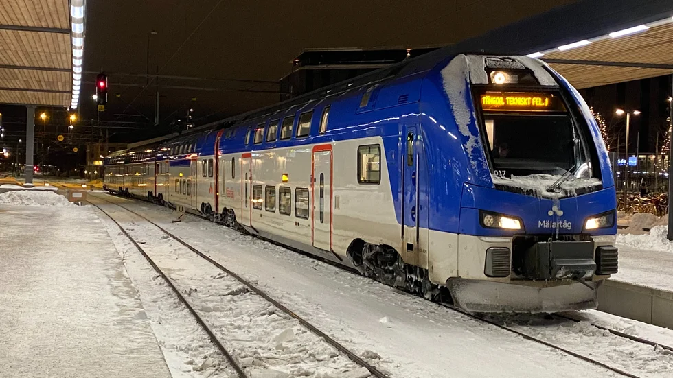 Ett tekniskt fel på Mälartågen ställer till det i tågtrafiken under fredagen. Övervåningarna på dubbeldäckarna är avstängda med anledning av ett fel i tågens tak. 