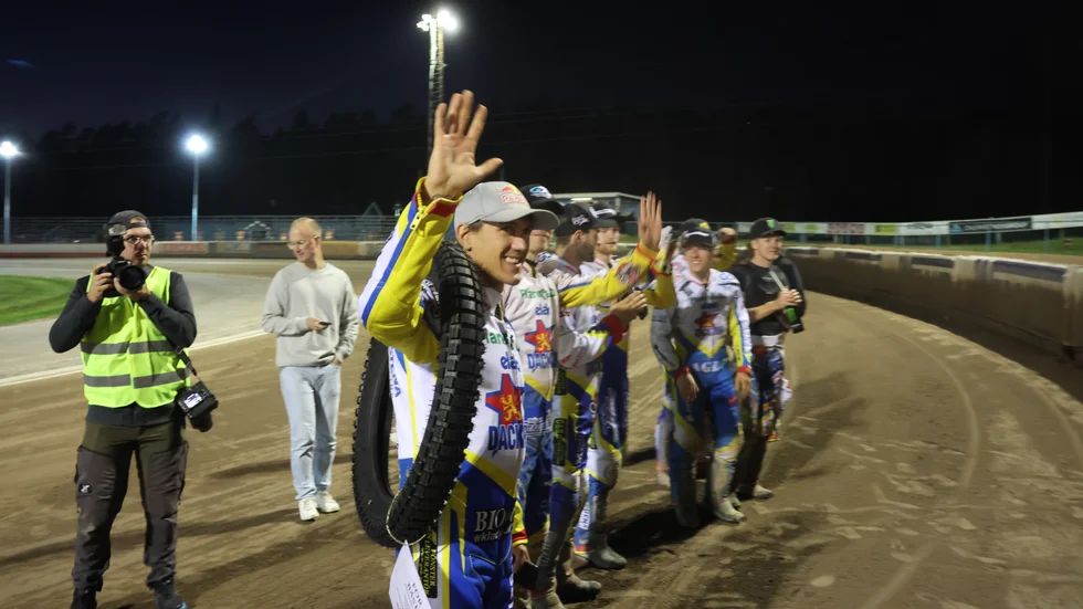 Maciej Janowski tog full pott för Dackarna mot Lejonen och firar med laget och fansen efter matchen.