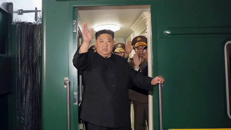 Kim Jong-Un vinkar i samband med att han kliver ombord på sitt pansartåg i Pyongyang, enligt bilder publicerade av den statliga nyhetsbyrån KCNA.