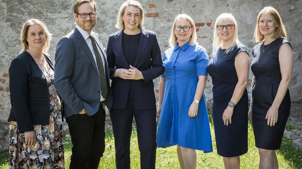 Alliansens regionråd Helene Zeland Bodin (C), Björn-Owe Björk (KD), Emilie Orring (M), Cecilia Linder (M), Malin Sjöberg Högrell (L) och Unn Harsem (C) skriver i en replik hur regionen hanterar den ekonomiska krisen.