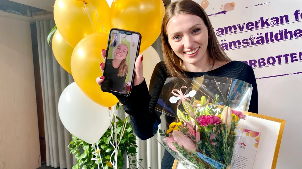 Hallå, vi vann! Julia Edbom och Ellen Nyström (som medverkade i firandet på distans via Julias mobiltelefon) tog hem Norrbottens jämställdhetspris med sin populära Lockerroompodden.