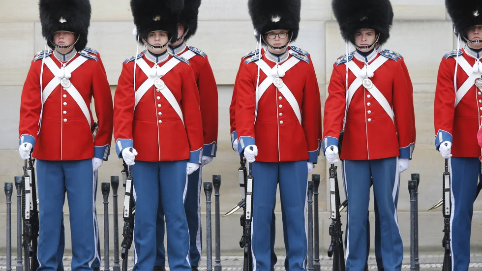 Gardister utanför Amalienborg Slott i Köpenhamn. Arkivbild.