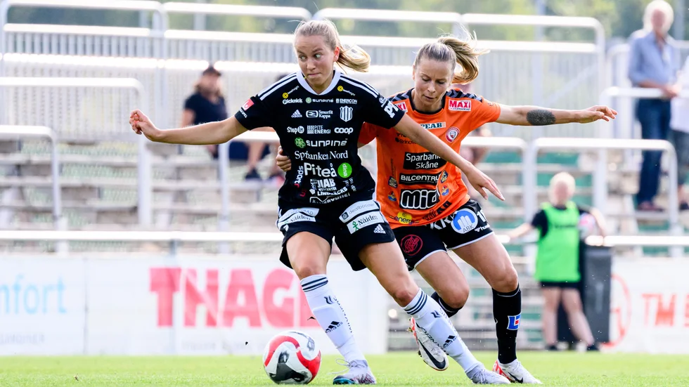 Piteås Sara Eriksson är med i U23-landslaget igen. På bilden ses hon i närkamp med Kristianstads Emmi Alanen under matchen i söndags. 