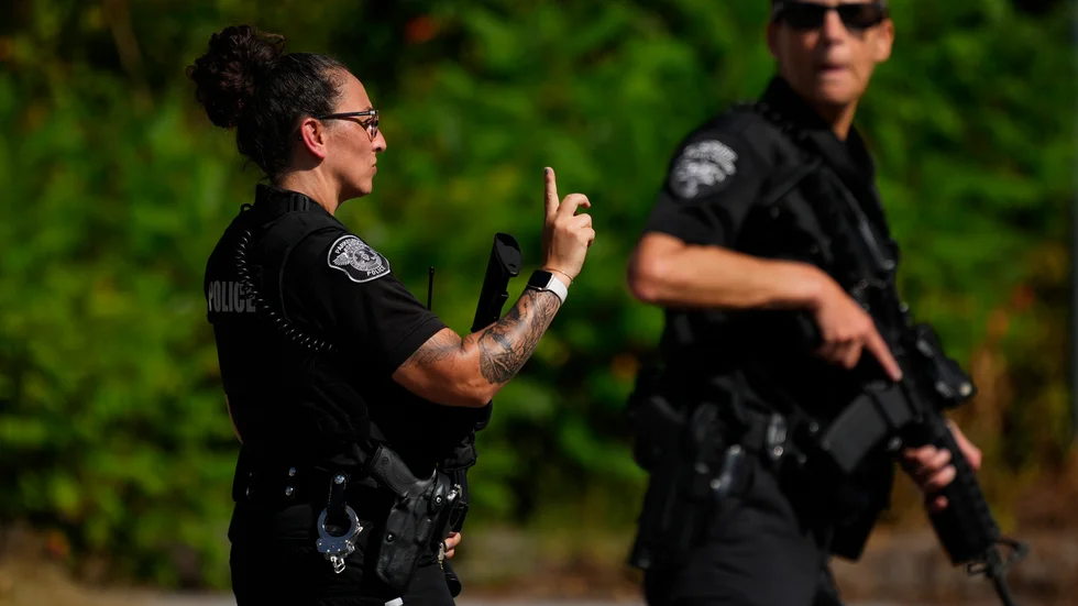 Poliser som deltog i jakten på den förrymde mördaren Danelo Cavalcante. På onsdagen greps han och två veckors jakt var över. Arkivbild från 12 september.