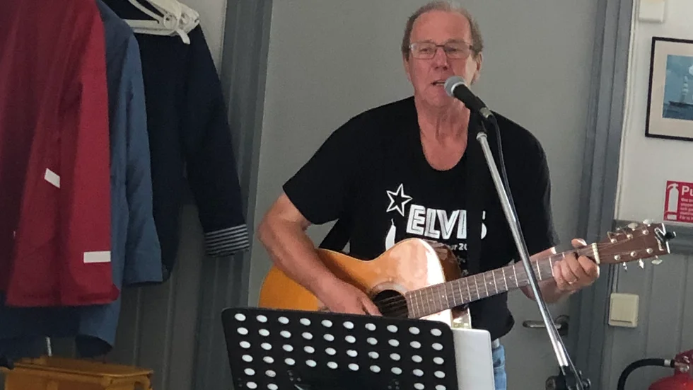 Matti Vuorinen underhåller med sång o gitarrmusik