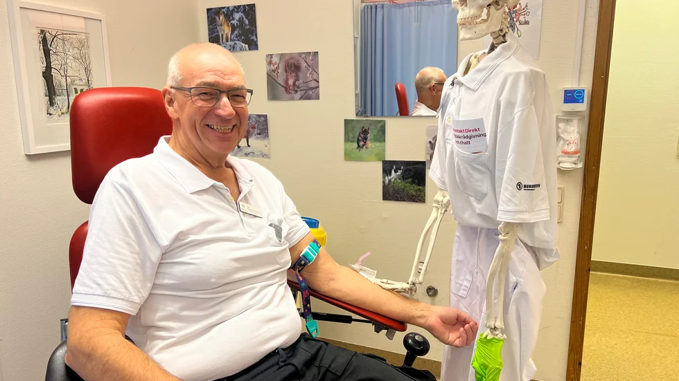 Vårdcentralen Fröslunda använder Benny till att informera om hur verksamheten går till via sociala medier. Här är han med medarbetaren Kjell-Åke "Marve" Andersson, assistent på vårdcentralen.