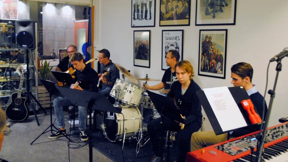 Popmusik. Kulturskolan spelade bland annat "Gunfight saloon".