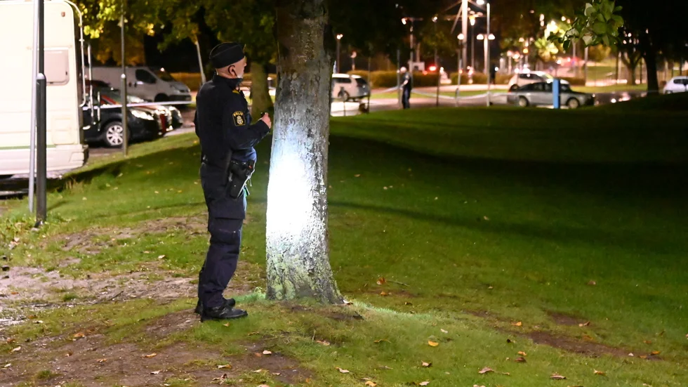 Polisen söker spår i området.