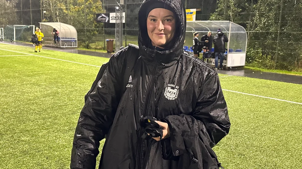 Jennifer Björklund gjorde mål på alla fyra bonusstraffar. Fanna BK hade 4-4 efter dryga timmen spelad, men Elitettanklubben Gamla Upsala SK, vars andralag spelar i division 2, hade inga problem att göra ytterligare två och vinna med 6-4. Regnet öste ned hela matchen och vinden slet i paraplyerna, men det var kamp i 90 minuter på planen. Henrik Norell, som gjorde sin sista match som tränare för laget, var också stolt över inställningen och insatsen.