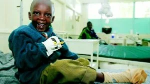 Bästa hjälpen. Det effektivaste biståndet är hjälp mot sjukdomar, bland annat malaria som den här femårige pojken drabbats av, anser Nils Ronquist.Foto: Kirsty Wigglesworth/AP/SCANPIX