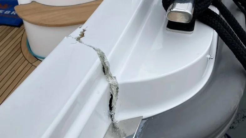 Flera båtar skadades när svallvågorna nådde hamnen.
