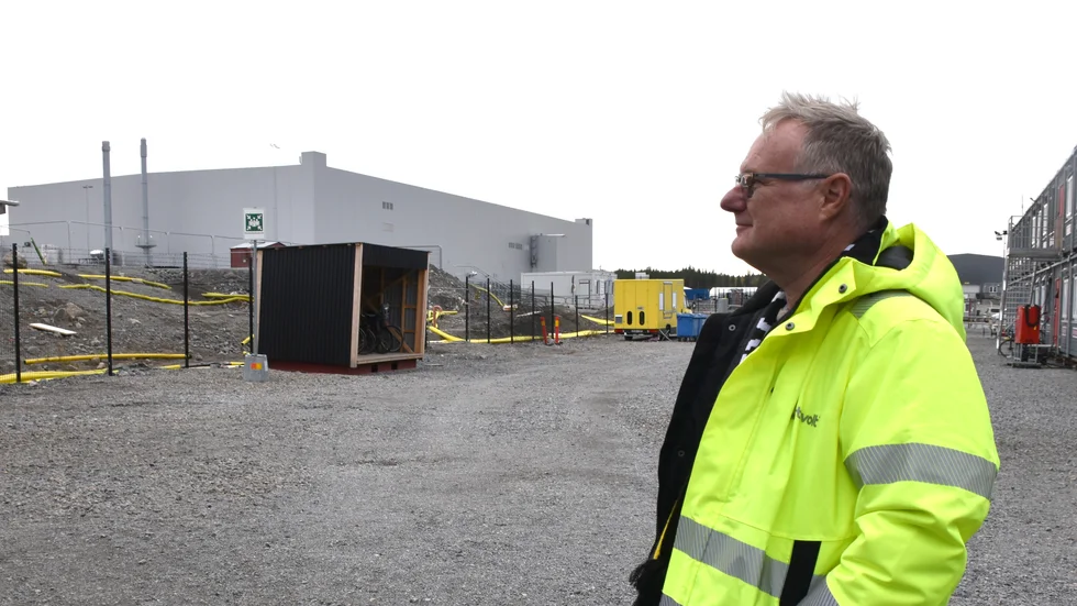 ”Bostadsfrågan är ett vanligt ämne att prata om i min grupp.”, berättar Paul Smith som är en hundratals anställda på Northvolt Ett som söker en mer stadigvarande lösning på bostadsproblemet.
